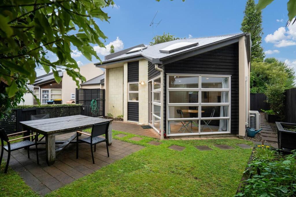 Sunny, Quiet, 2-Bedroom Unit In Fabulous Location! Cambridge Exterior photo